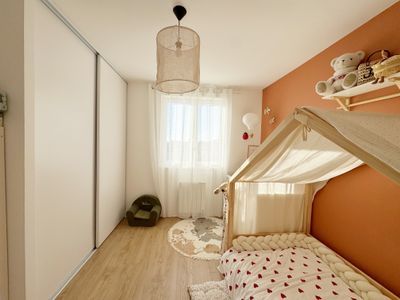 T3 entièrement rénové – 64 m² – Balcon & cave — miniature 5