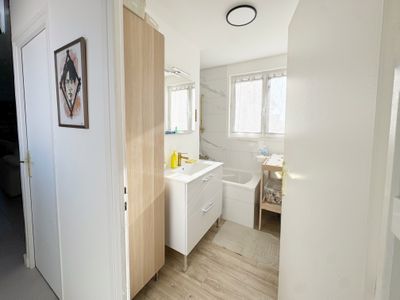 T3 entièrement rénové – 64 m² – Balcon & cave — miniature 14